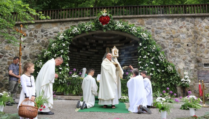 HIRDETÉS    Szentháromság vasárnapja, 2025. június 15.