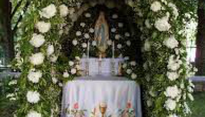 Újra megépítjük az úrnapi sátrakat